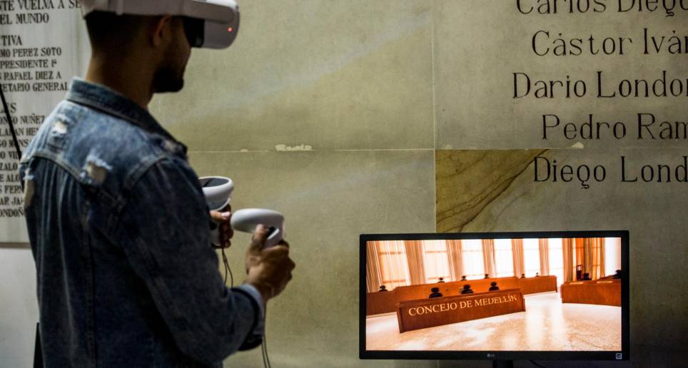 En la foto, alguien “navegando” dentro del recinto virtual del Concejo de Medellín. FOTO julio césar herrera