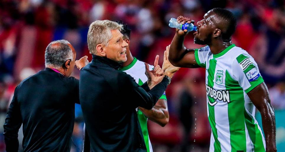 En la imagen, el técnico Paulo Autuori y Cristian Zapata. FOTO Jaime Pérez 
