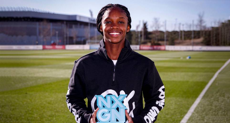 Linda Caicedo sosteniendo el premio NXNG del portal Goal. FOTO CORTESÍA GOAL
