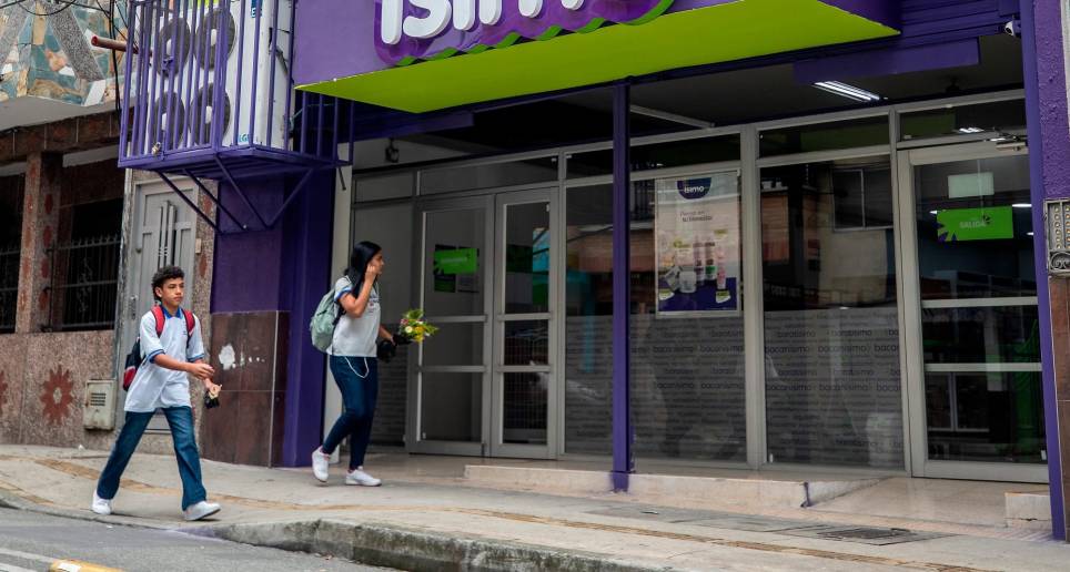 Para finales de mayo la administración de las tiendas Ísimo buscarán completar 420 puntos de venta y lograr la contratación de 2.100 empleados. Para esta tarea se invertirán $150.000 millones ($360 millones en promedio por tienda). FOTO Andrés Camilo Suárez