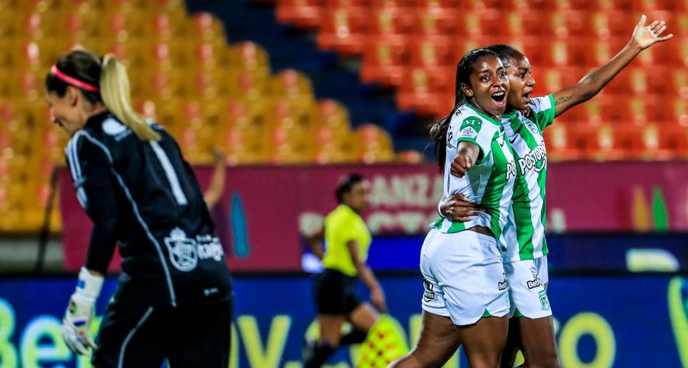 Sara Córdoba celebra su tanto ante el DIM. FOTO jaime pérez 