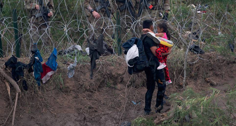 Los 3.200 kilómetros de frontera entre Estados Unidos y México fueron militarizados para frenar la migración irregular. FOTO getty