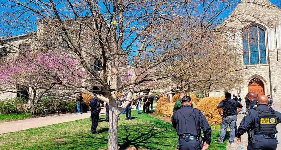 La mujer entró en el colegio por una puerta lateral, con dos rifles de asalto y una pistola. FOTO: EFE