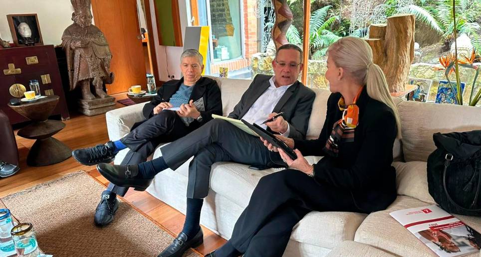 César Gaviria, Efraín Cepeda y Dilian Francisca Toro durante la reunión de los directores. FOTO CORTESÍA