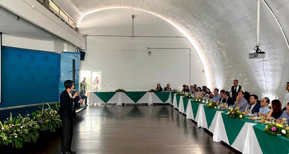 Susana Muhamad le explicó a los gremios en una reunión en Corantioquia que el Ministerio cometió imprecisiones en la formulación de la resolución y por ello decidieron dar marcha atrás. FOTO cortesía