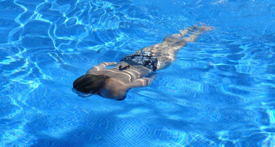 Aclararon que la natación con el torso desnudo también será posible en el futuro para personas cuyos pechos son de tipo femenino. FOTO: Pixabay