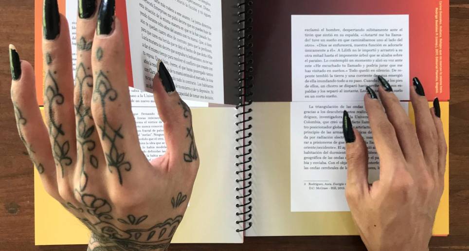 En “Rebis” se leen piezas fragmentadas de 20 autoras colombianas que han publicado ciencia ficción. FOTO Cortesía
