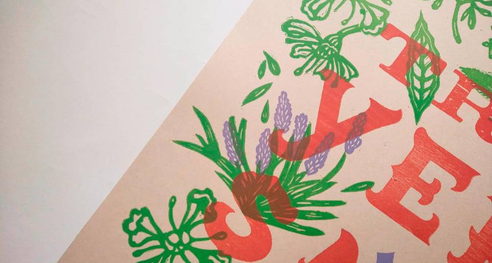 Azul de bolsillo es un laboratorio editorial fundado por dos caleños que se empecinan en contarle al mundo lo que ven durante sus viajes. Libros, fanzines y carteles son algunos de los productos que ofrece. Foto: Cortesía