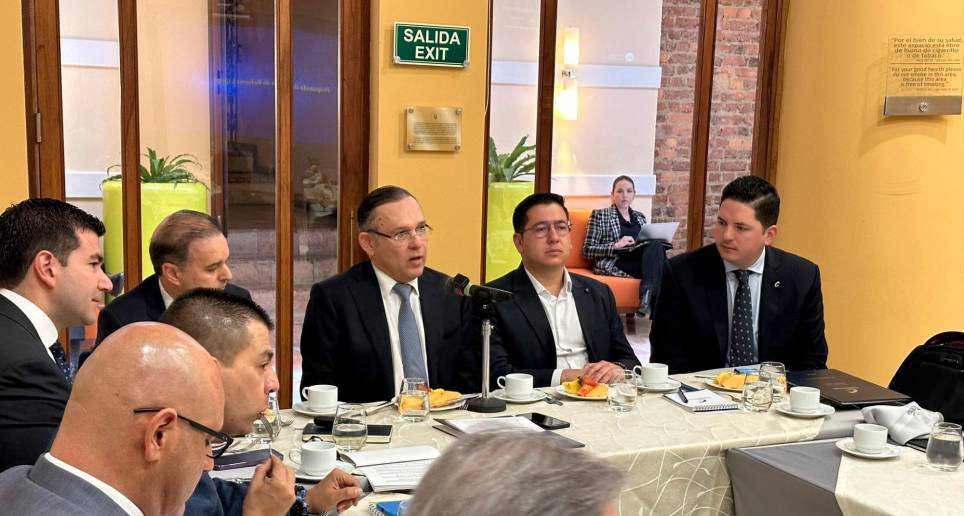 La bancada conservadora se reunió en la mañana de este miércoles y decidió alejarse de la reforma laboral del Gobierno. FOTO Twitter @soyconservador