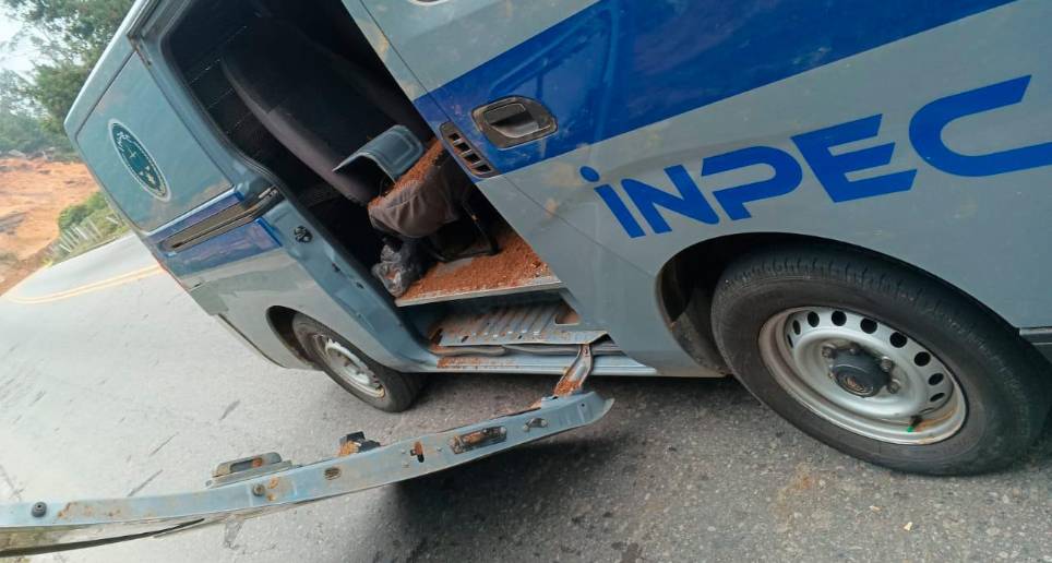 Este fue uno de los daños en la camioneta tipo Van. FOTO: CORTESÍA.