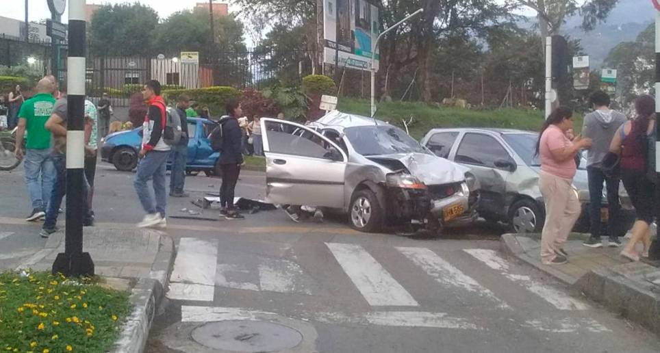 Así quedaron algunos de los automotores afectados. FOTO: Cortesía Denuncias Antioquia.