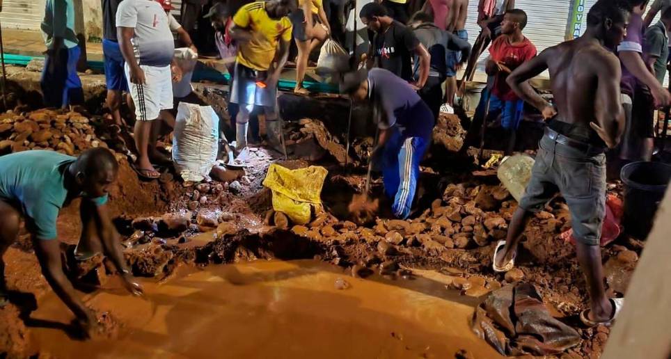 En redes sociales hay versiones de que, efectivamente, las personas sí hallaron oro en plena vía pública. FOTO: CORTESÍA