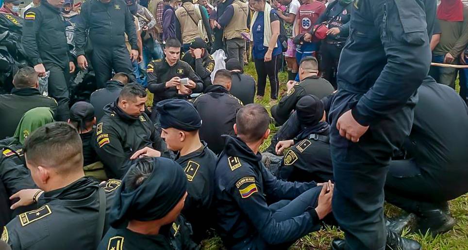 Este fue el momento en el que los protestantes de San Vicente del Caguán secuestraron a 79 policías la semana pasada, la mayoría de ellos asignados al Escuadrón Móvil Antimotines (Esmad). FOTO cortesía defensoría