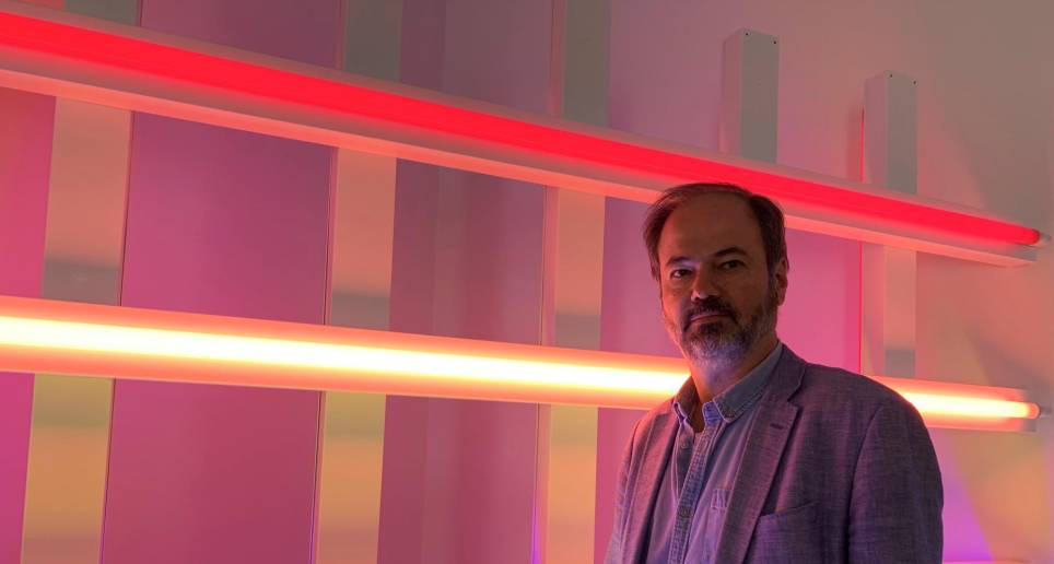 Juan Villoro es uno de los escritores latinoamericanos más leídos en el continente. Su obra ha explorado los géneros de la crónica, el teatro, la novela y el ensayo. Foto: Cortesía Sofía Grivas.