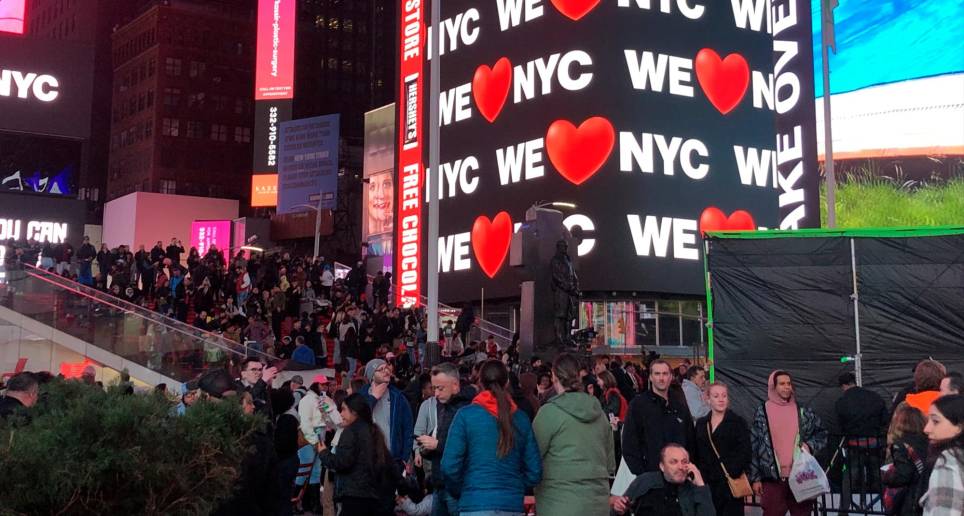 La ciudad de Nueva York lanzó esta semana su nuevo logo "We Love NYC" (Amamos la ciudad de Nueva York), un cambio que marca de algún modo la época pospandemia y tiene como fin reforzar la unión de los neoyorquinos, pero el nuevo símbolo no ha sido bien recibido por todos. FOTO EFE