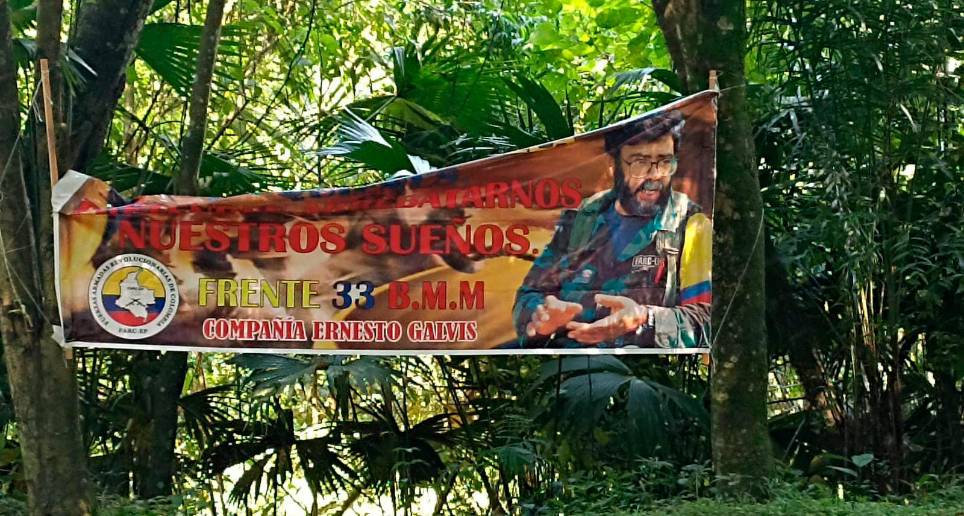 Esta propaganda alusiva al otrora máximo jefe de las Farc, Alfonso Cano, muerto en una operación militar en noviembre de 2011 en Morales, Cauca, es la que causó zozobra en la población de El Playón, en Santander. Sus habitantes dicen que hacía tiempo no se veía la guerrilla. FOTO cortesía
