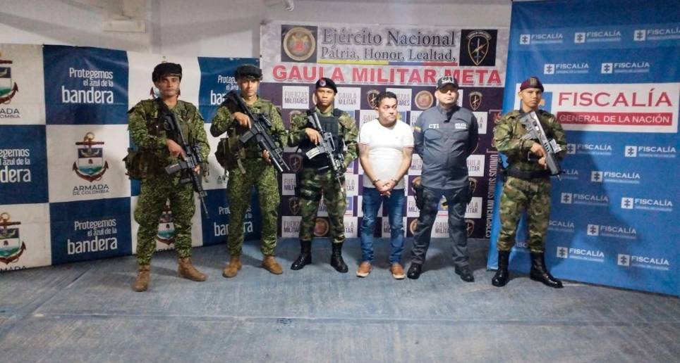 Alias Ratón, presunto integrante del Clan del Golfo, fue capturado por el Gaula en flagrancia mientras hacía una extorsión en un centro comercial de Villavicencio. FOTO CORTESÍA 