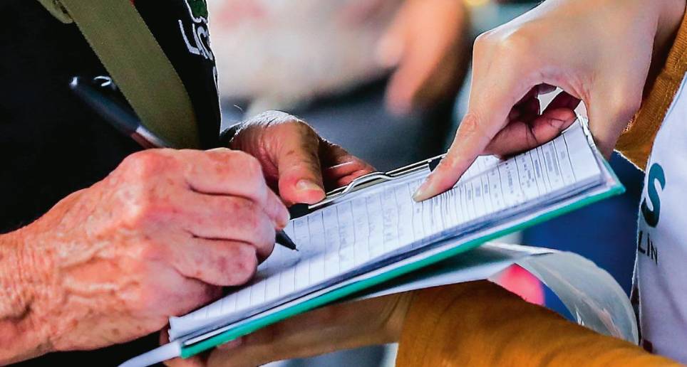 La mayoría de precandidatos a la Alcaldía de Medellín y la Gobernación de Antioquia está recogiendo firmas para avalarse. FOTO Jaime Pérez