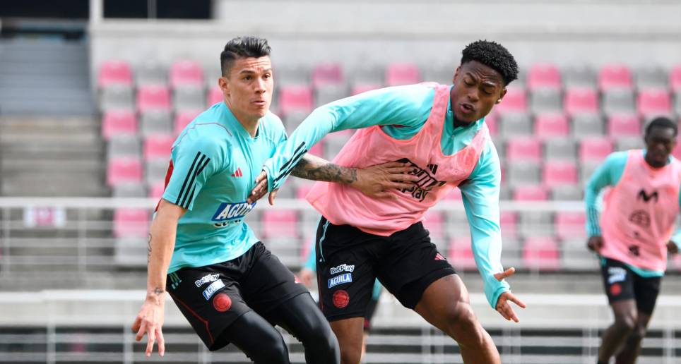En la imagen aparecen Mateus Uribe y Nelson Palacio, el primero es recurrente en el combinado patrio, mientras que el segundo hace su debut en las convocatorias de la Selección. FOTO cortesía fcf