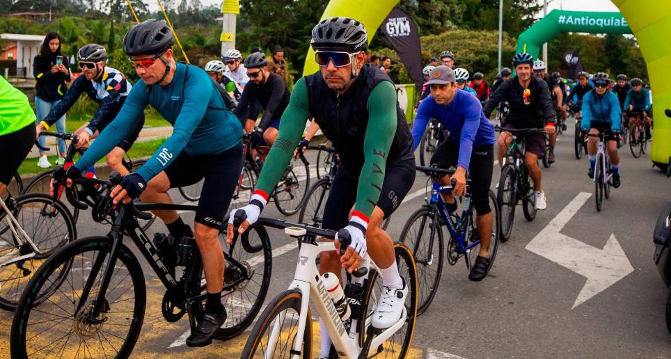 El Clásico El Colombiano volvió de manera presencial en octubre pasado con una rodada por el Oriente antioqueño, la cual sirvió de antesala para lo que será este mes el primer evento rutero de fondo y medio fondo del certamen. FOTO CAMILO SUÁREZ