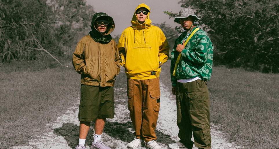 Feid, Sky y Mike Towers interpretan el tema El Cielo. FOTO Cortesía