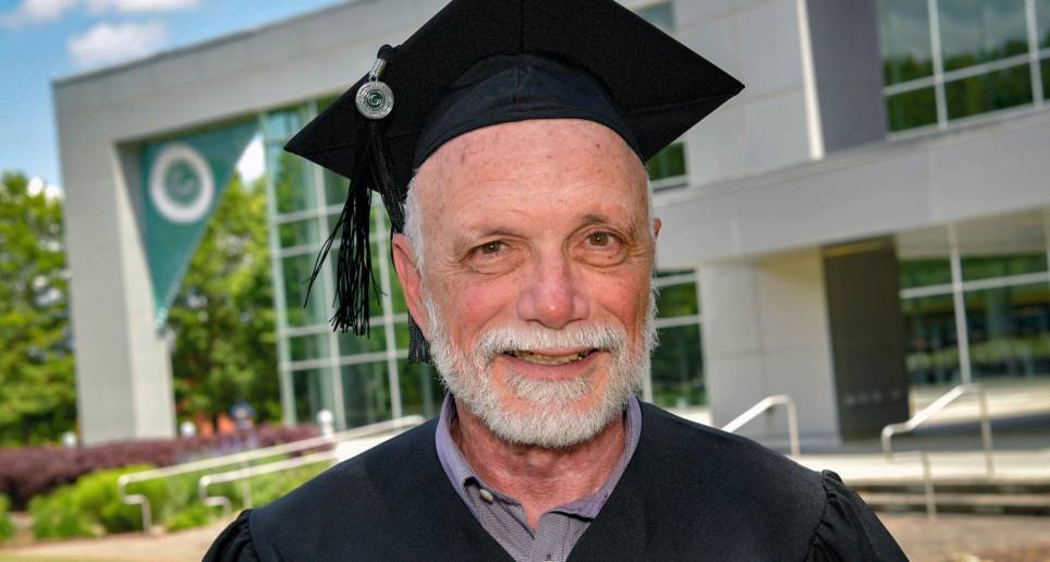 Estudió durante cuatro años para obtener su primer título universitario a los 72 años. FOTO: Georgia Gwinnett College