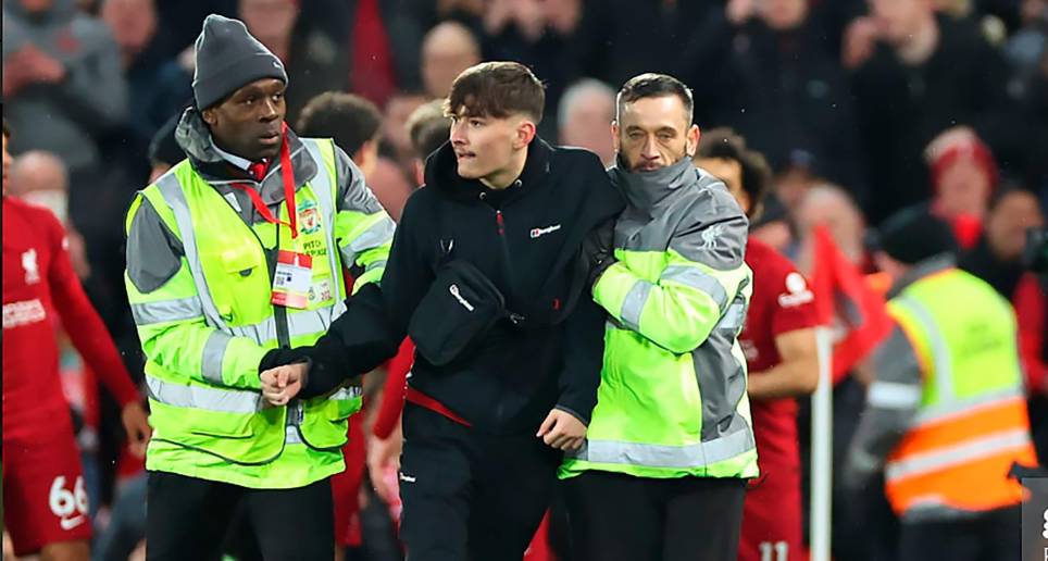 Los jugadores del Liverpool estaban celebrando uno de los siete goles que le marcaron al Manchester United cuando el aficionado ingresó al terreno de juego . FOTO: Getty