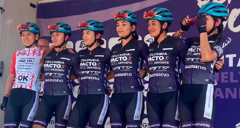 Jessenia Meneses (camista blanca con rojo) junto a sus compañeras de equipo.FOTO TOMADA @VCAwomen