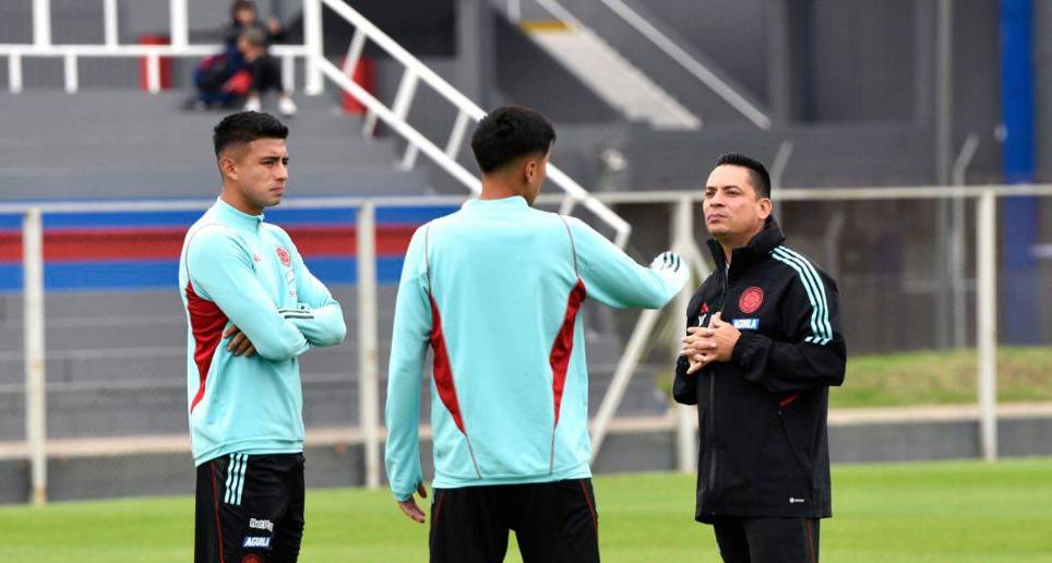 El técnico Héctor Cárdenas dialoga con los jugadores durante la práctica de este lunes. FOTO CORTESÍA FCF