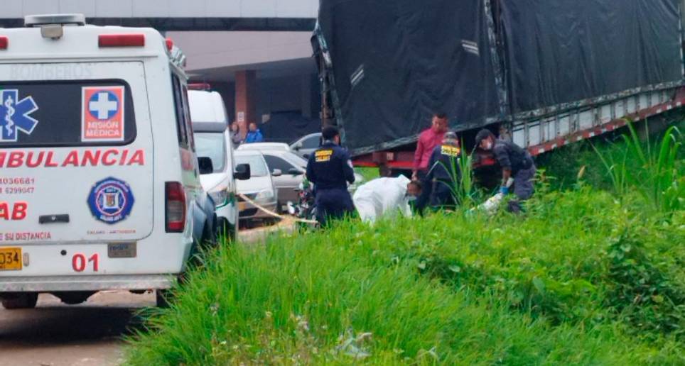 Los bomberos ayudaron a recuperar el cuerpo, que estaba junto al río, a la altura de Caldas. Foto: Cortesía. 