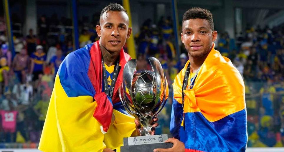 Sebastián Villa y Frank Fabra con el trofeo de la Supercopa Argentina. En la actualidad, Fabra es uno de los capitanes del equipo xeneize y se gana elogios de los hinchas, cuerpo tecnico y directivos. FOTO @BocaJrsOficial