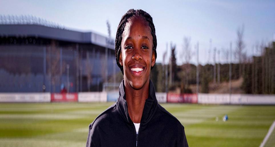 Linda Caicedo sosteniendo el premio NXNG del portal Goal. FOTO CORTESÍA GOAL