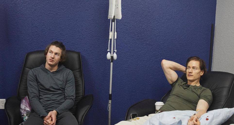 Padre e hijo en el proceso de transfusión de sangre. FOTO: Instagram bryanjohnson_