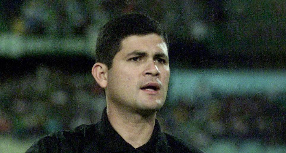 Óscar Julián Ruiz empezó su carrera como juez profesional de fútbol en 1992 y la terminó en 2011. FOTO: Juan Antonio Sánchez