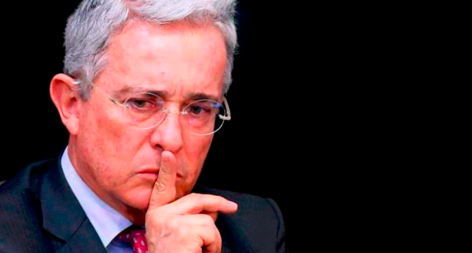 El expresidente Álvaro Uribe enfrenta un proceso por soborno a testigos y fraude procesal. FOTO: Colprensa 