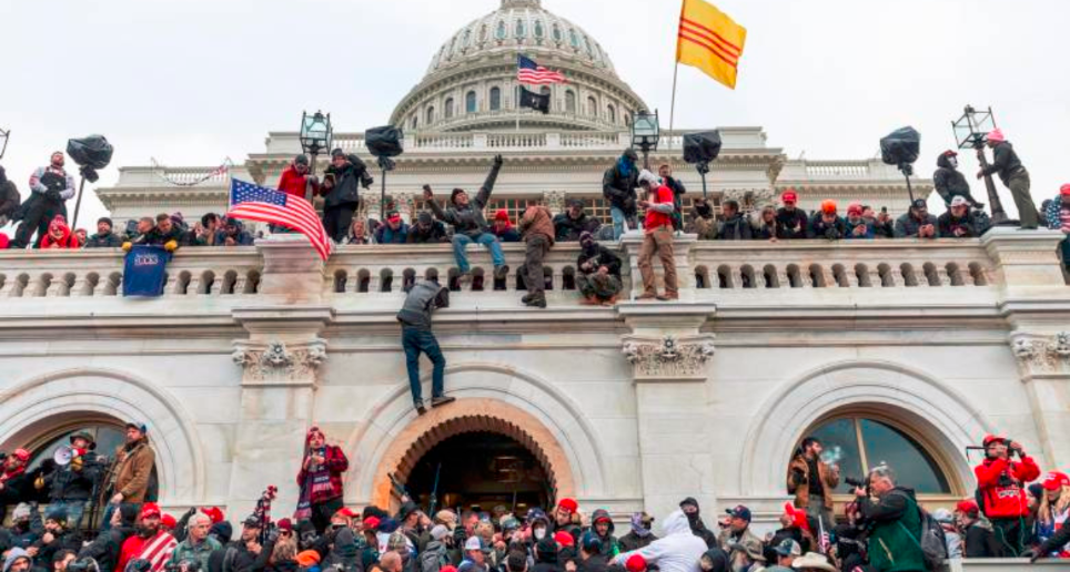 18 años de cárcel para uno de los líderes ultraderechistas por la toma del Capitolio. FOTO: Getty