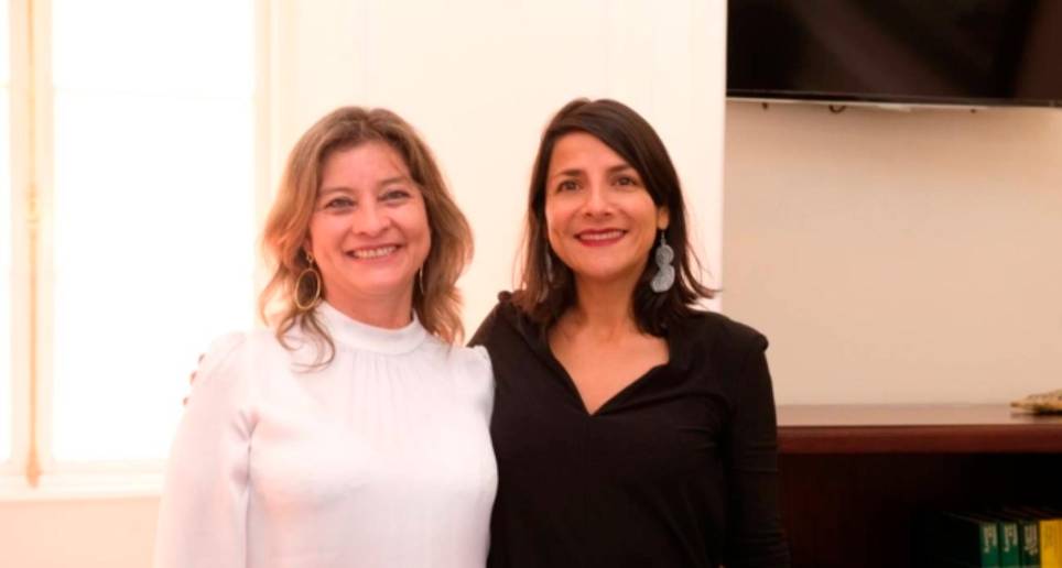 Clara Guatame, saliente presidenta de la Agencia Nacional de Hidrocarburos, e Irene Vélez, ministra de Minas y Energía, el día de la posesión de la primera, el pasado 25 de noviembre. FOTO Cortesía