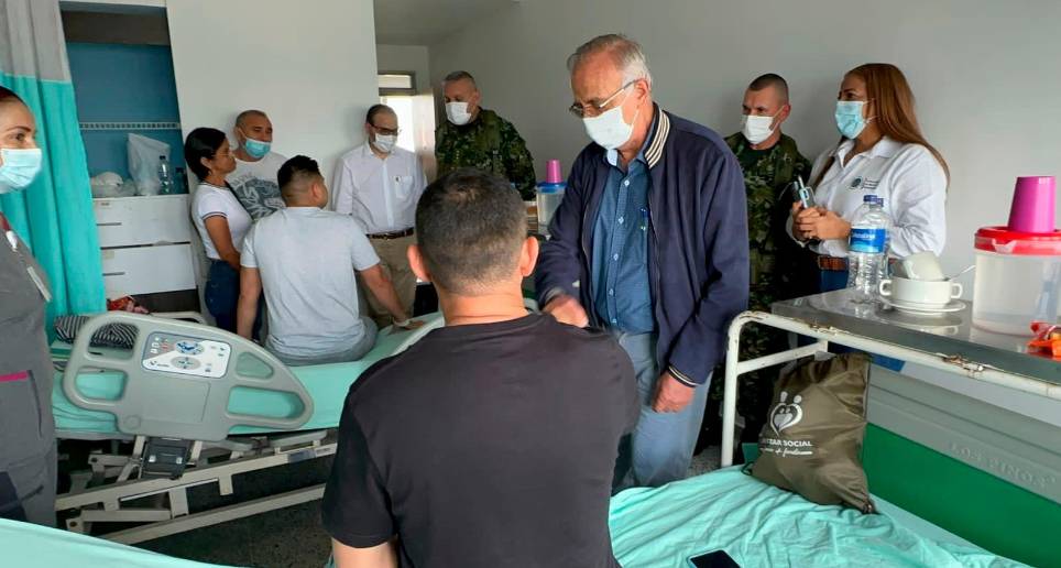 El ministro de Defensa, Iván Velásquez, visitó a los policías y civiles heridos en el atentado realizado con explosivos a la Policía. Envió un saludo de condolencias a los familiares de las personas asesinadas. FOTO cortesía