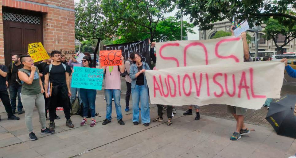 Unas 50 personas del sector audiovisual y cinematográfico hicieron un plantón frente al edificio Vásquez, sede de la secretaría de Cultura de Medellín.