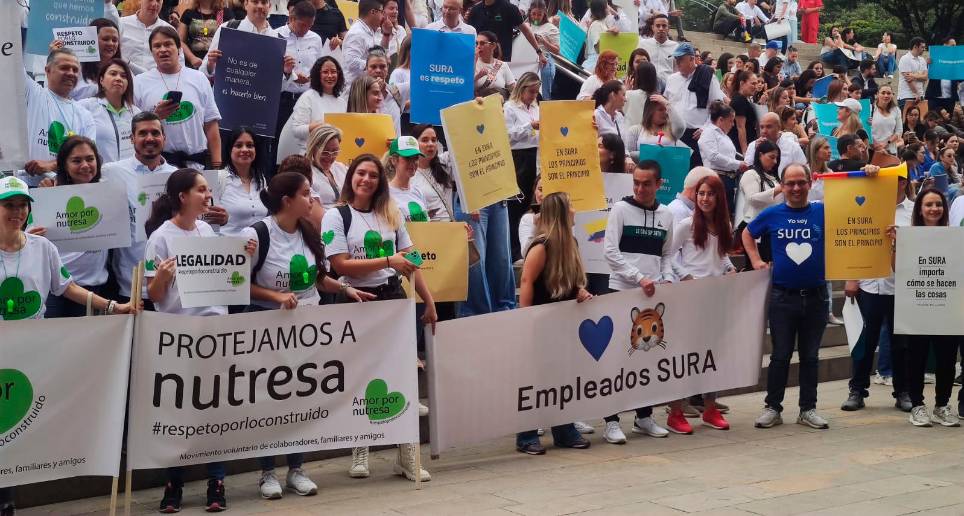 A las afueras de Plaza Mayor de Medellín, cientos de empleados de Sura, Argos y Nutresa protestan por lo que consideran una toma hostil e ilegal que se viene adelantando Gilinski por las empresas del denominado Grupo Empresarial Antioqueño. FOTO Julio Herrera