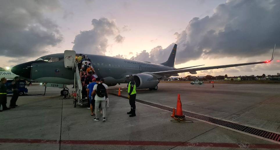 Los aviones de la Fuerza Aérea transportarán a los damnificados del cese de Viva y Ultra. FOTO CORTESÍA 