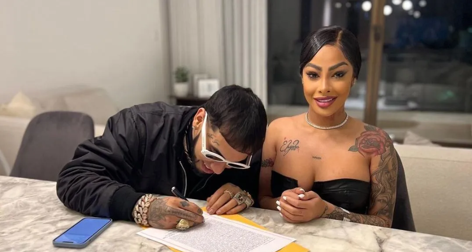 Yailin, la más viral, y Anuel AA con su hija recién nacida Cattleya, en el hospital. FOTO: Redes sociales Yailin