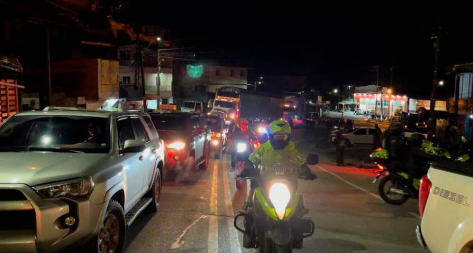 La Policía y el Ejército escoltaron la caravana de vehículos que no pudo pasar por las vías del Bajo Cauca por los desmanes. FOTO: CORTESÍA
