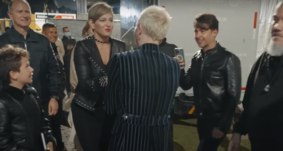 Verónica Alcocer saludando a la banda Def Leppard. FOTO: captura de pantalla del video publicado por la banda