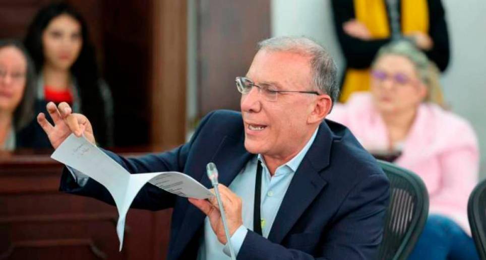 Barreras sorprendió a todos este jueves cuando rompió el documento de la reforma política durante la sesión de la Comisión Primera del Senado. FOTO: CORTESÍA PRENSA ROY BARRERAS