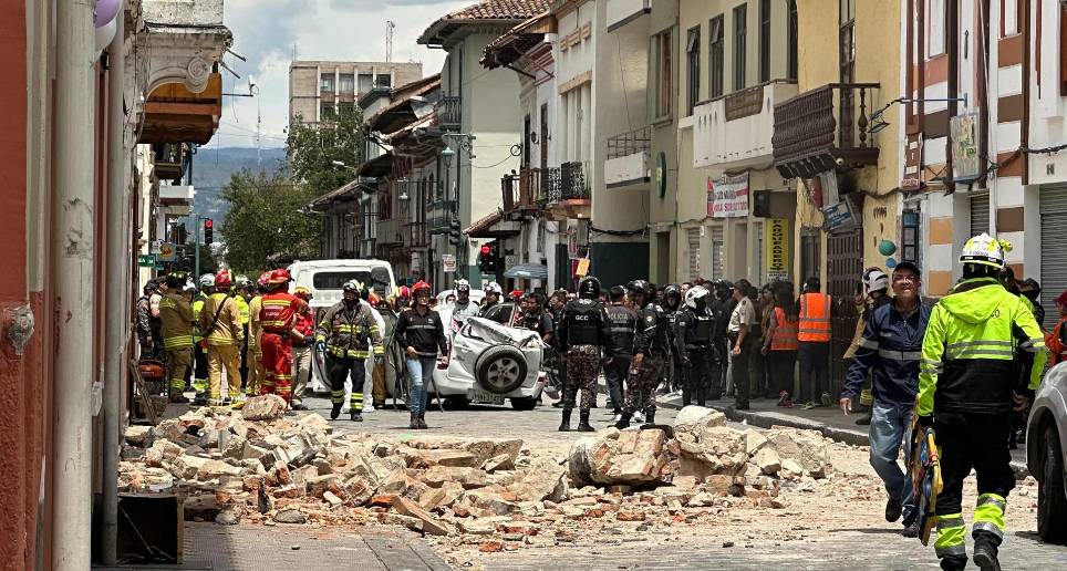 Fotografía de los daños ocasionados por el sismo de magnitud 6,5 en la escala abierta de Richter el sábado en la ciudad de Cuenca (Ecuador). El movimiento telúrico alcanzó una magnitud 7 en territorio peruano según el reporte de Instituto Geofísico del Perú (IGP). FOTO: EFE