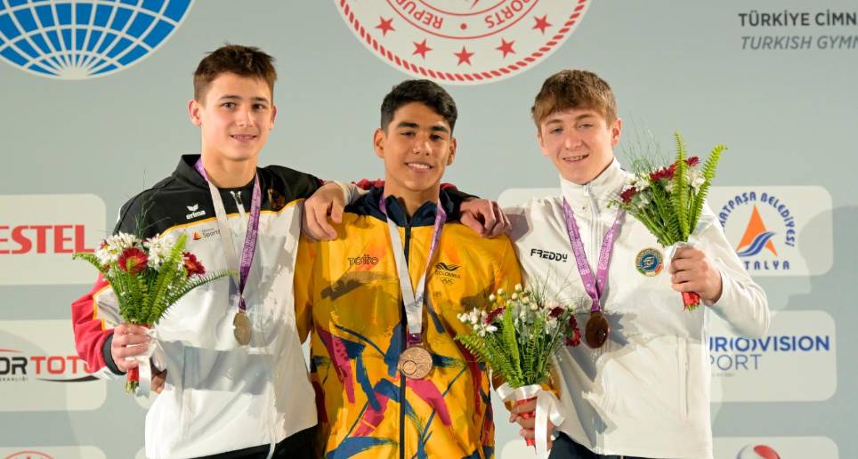 Ángel Barajas (centro) en lo más alto del podio en el Mundial de Turquía, es el único gimnasta colombiano en la competencia. FOTO: TOMADA DE TWITTER @gymnastics