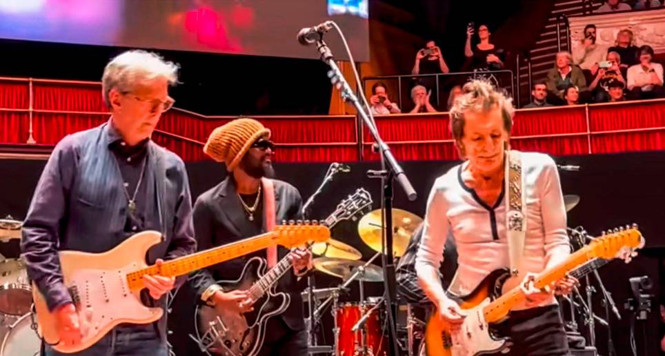 En el concierto estuvieron algunos de los emblemas del rock. En la imagen aparecen Eric Clapton, Gary Clark Jr y Ronnie Wood. Foto: Tomada de video.