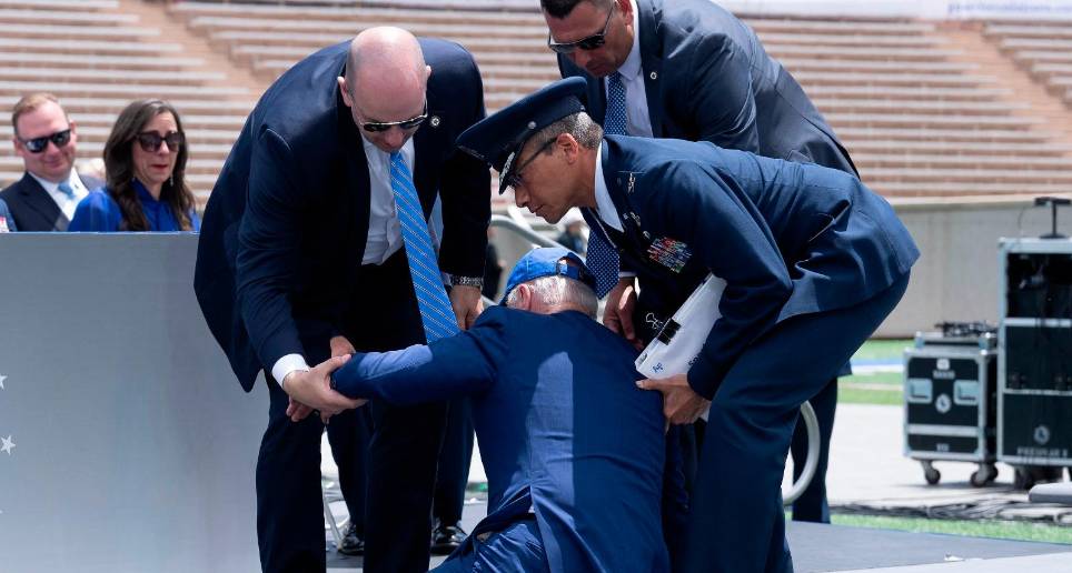 Tras la caída, el mandatario no mostró signos de dolor o alguna molestia física. FOTO: AFP