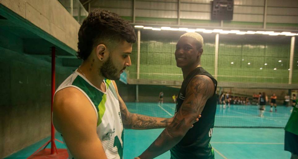 Sus compañeros de Selección Antioquia admiran el tatuaje que Miguel Ángel se hizo en el brazo izquierdo. FOTO carlos velásquez 